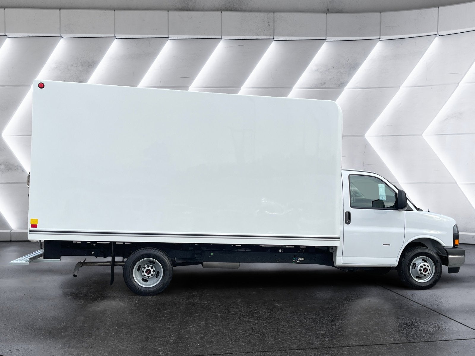 2026 GMC Savana Cutaway 3500 1WT Unicell 15 Ft Classic Cube