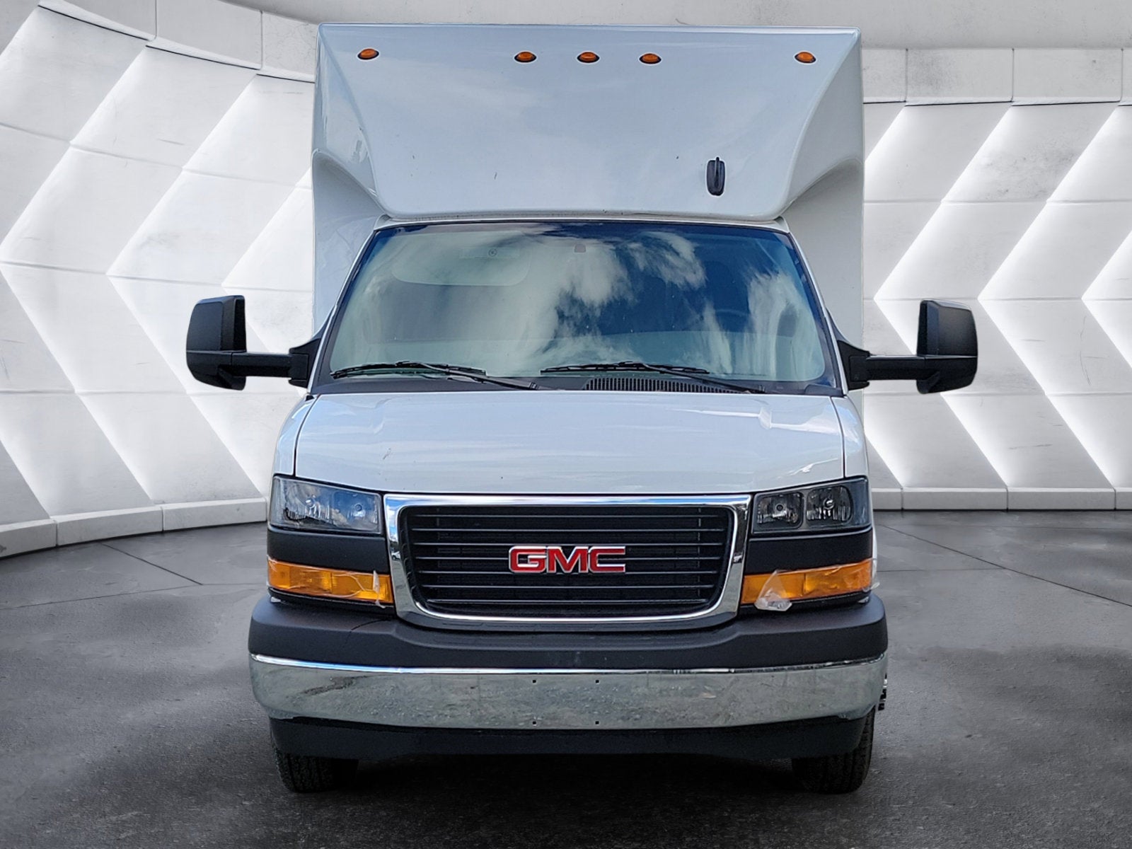 2025 GMC Savana Cutaway 3500 1WT
