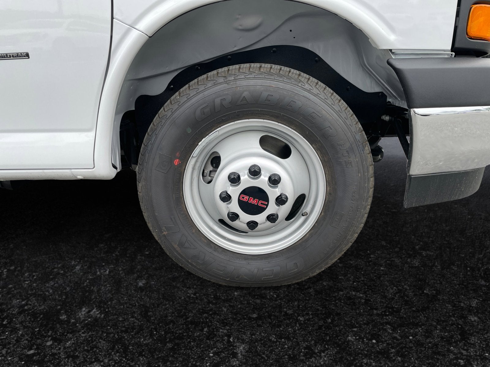 2025 GMC Savana Cutaway 3500 1WT Dejana Duracube