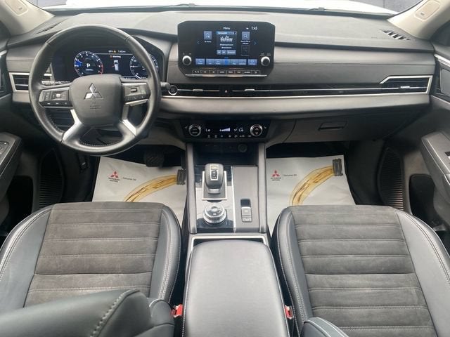 2024 Mitsubishi Outlander Base