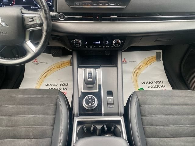 2024 Mitsubishi Outlander Base