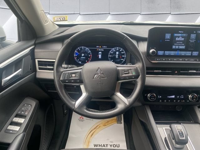 2024 Mitsubishi Outlander Base
