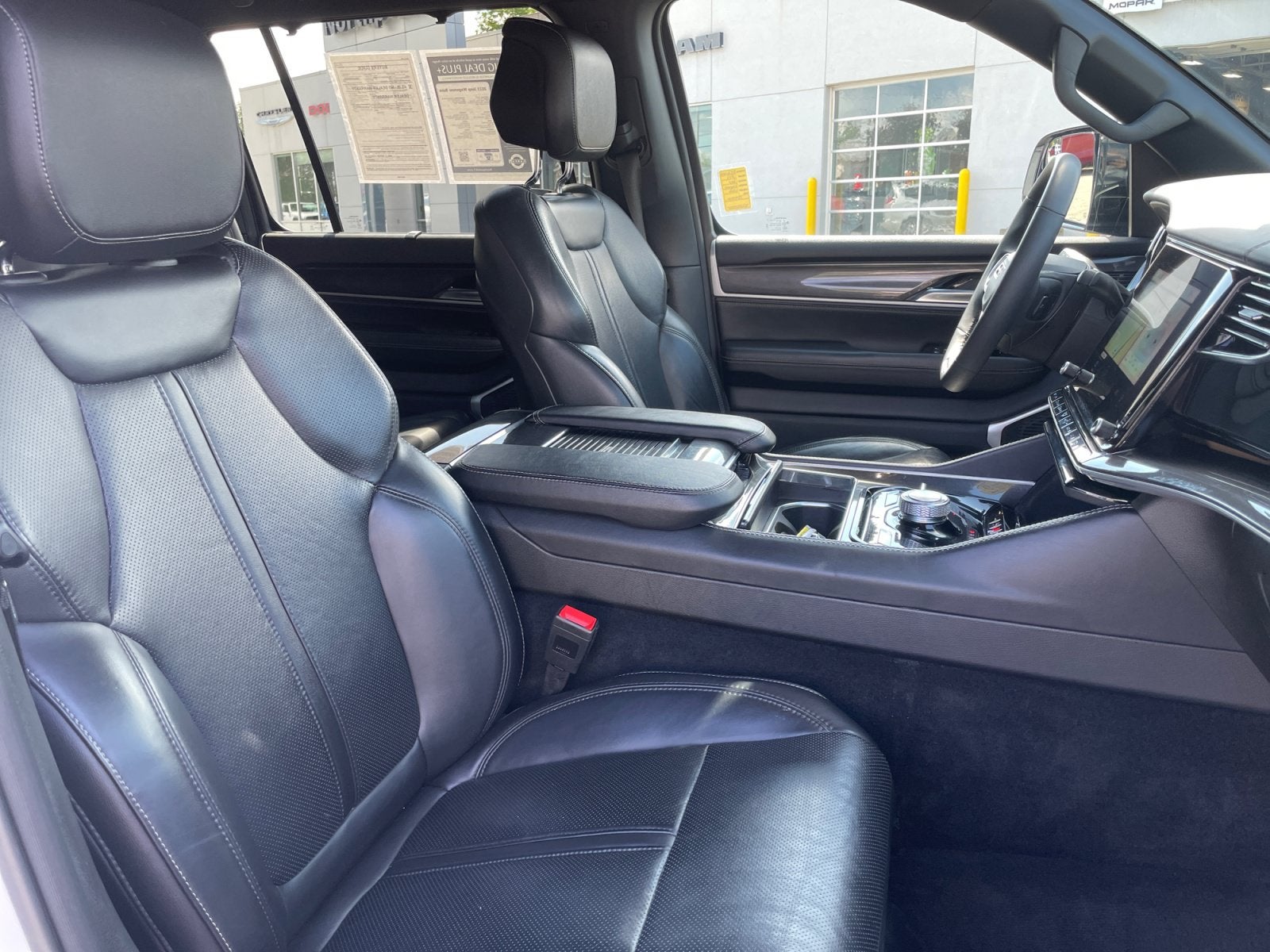 2023 Jeep Wagoneer Base