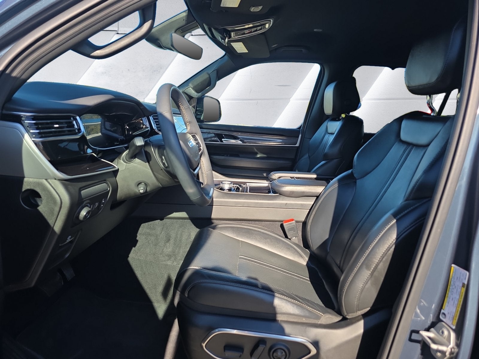 2023 Jeep Wagoneer Base